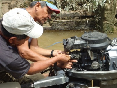 Aprendices de Anaconda en el curso mecánica para motores fuera de Borda